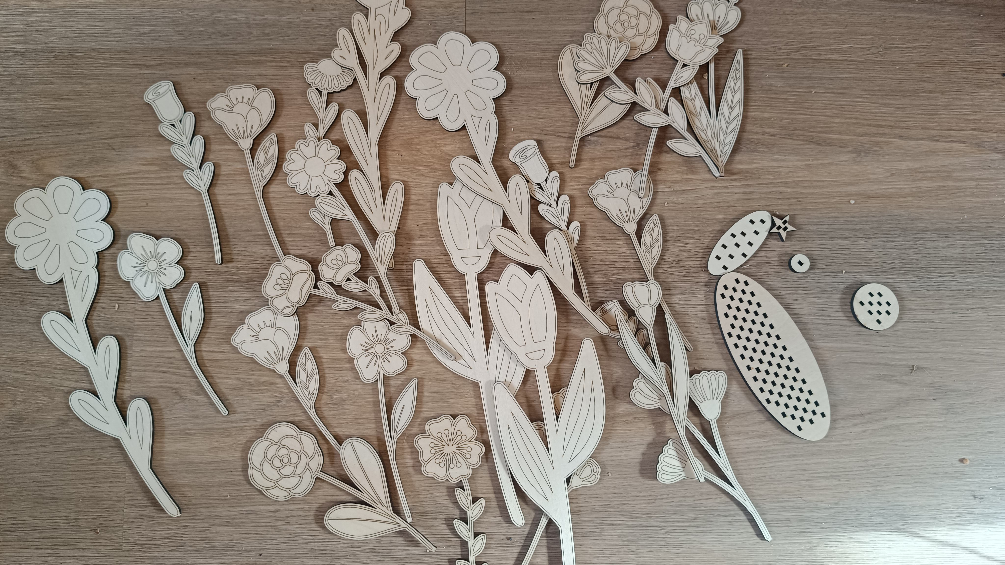 Einzelne Holzblumen als Motivbeispiel